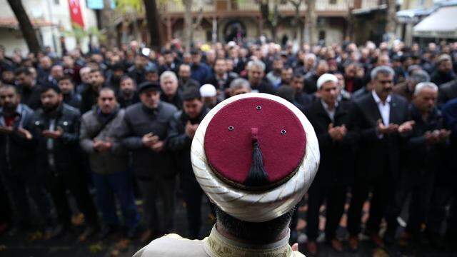 Cenaze namazı nasıl kılınır? Cenaze duası nasıl okunur? Cenaze namazı farz mıdır, kimler kılmalı?