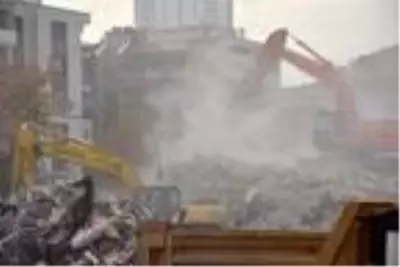 Son dakika haberi! Depremde hasar gören binaların yıkımından yükselen toza esnaf tepkisi Son dakika haberi! Depremde hasar gören binaların yıkımından yükselen toza esnaf tepkisi
