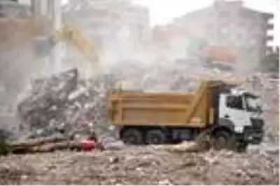 Son dakika haberi! Depremde hasar gören binaların yıkımından yükselen toza esnaf tepkisi Son dakika haberi! Depremde hasar gören binaların yıkımından yükselen toza esnaf tepkisi