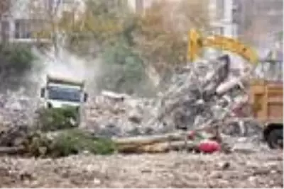 Son dakika haberi! Depremde hasar gören binaların yıkımından yükselen toza esnaf tepkisi Son dakika haberi! Depremde hasar gören binaların yıkımından yükselen toza esnaf tepkisi