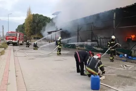 Deterjan fabrikasında yangın, dumanlar gökyüzüne yükseldi (2) Deterjan fabrikasında yangın, dumanlar gökyüzüne yükseldi (2)