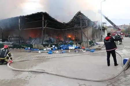 Deterjan fabrikasında yangın, dumanlar gökyüzüne yükseldi (2) Deterjan fabrikasında yangın, dumanlar gökyüzüne yükseldi (2)