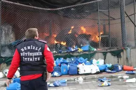 Deterjan fabrikasında yangın, dumanlar gökyüzüne yükseldi (2) Deterjan fabrikasında yangın, dumanlar gökyüzüne yükseldi (2)