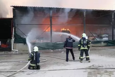Deterjan fabrikasında yangın, dumanlar gökyüzüne yükseldi (2) Deterjan fabrikasında yangın, dumanlar gökyüzüne yükseldi (2)