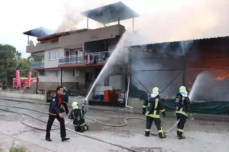 Deterjan fabrikasında yangın, dumanlar gökyüzüne yükseldi (2) Deterjan fabrikasında yangın, dumanlar gökyüzüne yükseldi (2)