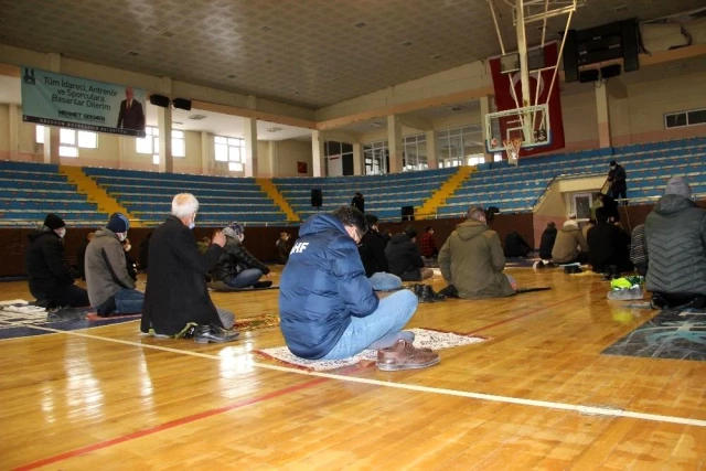 Erzurum'da cuma namazı spor salonlarında kılındı
