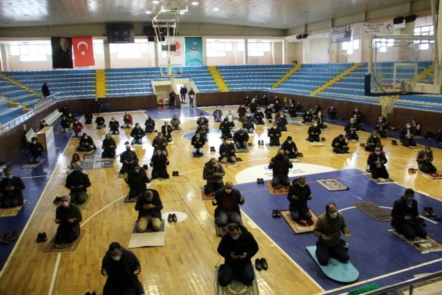 Erzurum'da cuma namazı spor salonlarında kılındı