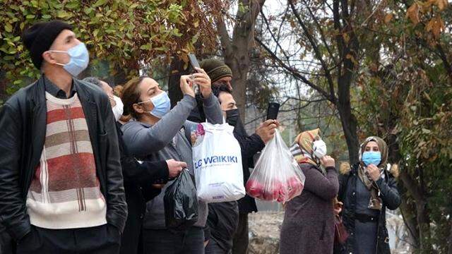 Eşinin terk ettiği koca, 7. kata çıkıp intihara teşebbüs etti! Vatandaşlar film izler gibi izledi