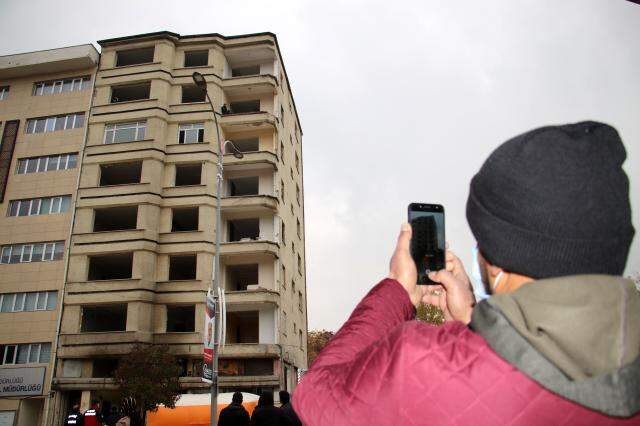 Eşinin terk ettiği koca, 7. kata çıkıp intihara teşebbüs etti! Vatandaşlar film izler gibi izledi