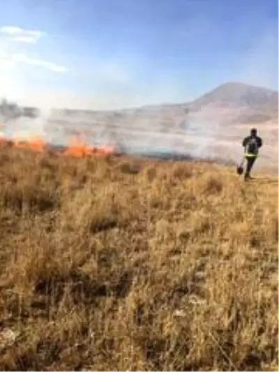 Gürpınar'da kuruyan otlar alev alev yandı Gürpınar'da kuruyan otlar alev alev yandı