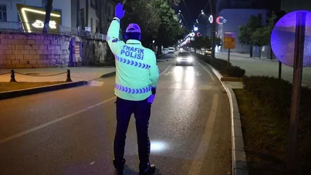 Hafta sonu 56 saat sürecek sokağa çıkma kısıtlaması başladı! Neleri yapmak serbest, kimler yasaktan muaf? Hafta sonu 56 saat sürecek sokağa çıkma kısıtlaması başladı! Neleri yapmak serbest, kimler yasaktan muaf?