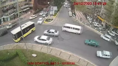 Son Dakika | Halk otobüsü şoförü ambulans için yolu kapattı Son Dakika | Halk otobüsü şoförü ambulans için yolu kapattı