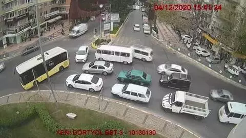 Son Dakika | Halk otobüsü şoförü ambulans için yolu kapattı Son Dakika | Halk otobüsü şoförü ambulans için yolu kapattı