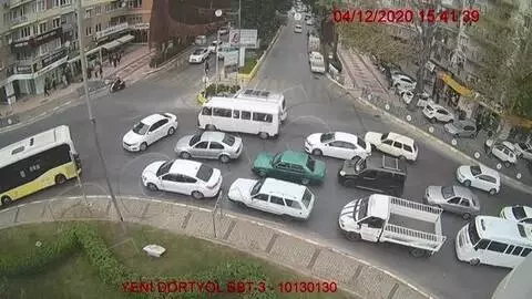 Son Dakika | Halk otobüsü şoförü ambulans için yolu kapattı Son Dakika | Halk otobüsü şoförü ambulans için yolu kapattı
