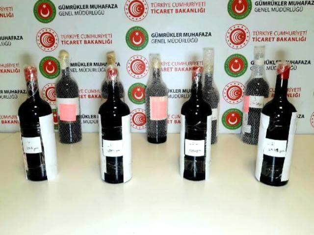 İstanbul Havalimanı'nda değeri 13 milyon 800 bin lira olan 17 kilogram sıvı kokain ele geçirildi İstanbul Havalimanı'nda değeri 13 milyon 800 bin lira olan 17 kilogram sıvı kokain ele geçirildi