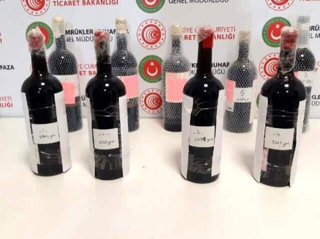 İstanbul Havalimanı'nda değeri 13 milyon 800 bin lira olan 17 kilogram sıvı kokain ele geçirildi İstanbul Havalimanı'nda değeri 13 milyon 800 bin lira olan 17 kilogram sıvı kokain ele geçirildi