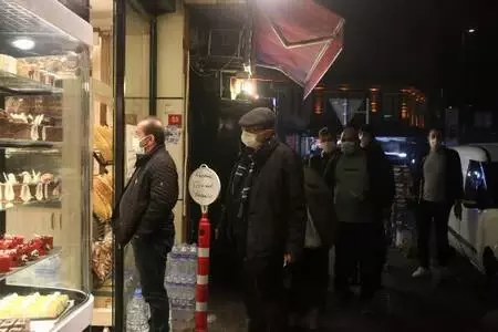 İstanbullular hafta sonu kısıtlaması öncesi alışveriş kuyruğunda