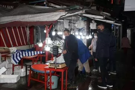 İstanbullular hafta sonu kısıtlaması öncesi alışveriş kuyruğunda