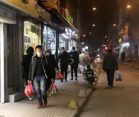 İstanbullular hafta sonu kısıtlaması öncesi alışveriş kuyruğunda