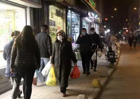 İstanbullular hafta sonu kısıtlaması öncesi alışveriş kuyruğunda