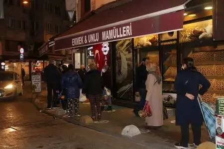 İstanbullular hafta sonu kısıtlaması öncesi alışveriş kuyruğunda