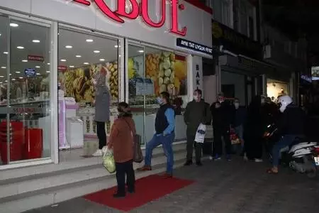 İstanbullular hafta sonu kısıtlaması öncesi alışveriş kuyruğunda
