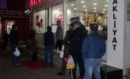 İstanbullular hafta sonu kısıtlaması öncesi alışveriş kuyruğunda