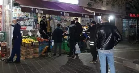 İstanbullular hafta sonu kısıtlaması öncesi alışveriş kuyruğunda