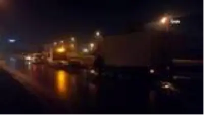 İzmir'de kamyon bariyere çarptı: 1'i ağır 3 yaralı
