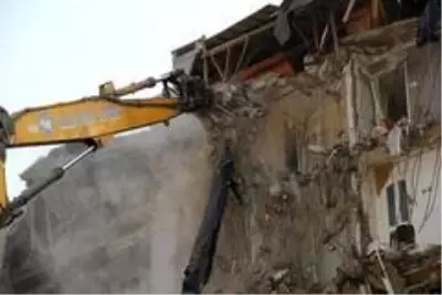 Depremin ardından ağır hasarlı binalardan 58'inin yıkımı tamamlandı Depremin ardından ağır hasarlı binalardan 58'inin yıkımı tamamlandı