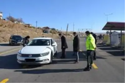 Kaymakam Çelik, yol emniyet kontrol noktası denetimi yaptı Kaymakam Çelik, yol emniyet kontrol noktası denetimi yaptı