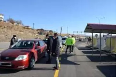 Kaymakam Çelik, yol emniyet kontrol noktası denetimi yaptı Kaymakam Çelik, yol emniyet kontrol noktası denetimi yaptı