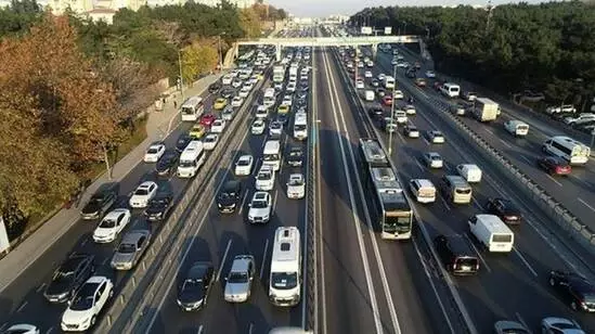 Sokağa çıkma kısıtlamasına saatler kala İstanbul'da trafik kilitlendi