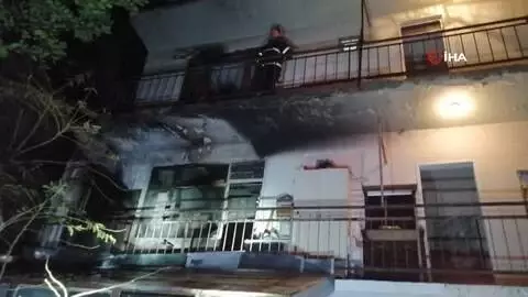 Komşusu balkonda mangal yaktı, 5 muhabbet kuşu telef oldu Komşusu balkonda mangal yaktı, 5 muhabbet kuşu telef oldu