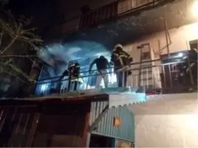 Komşusu balkonda mangal yaktı, 5 muhabbet kuşu telef oldu Komşusu balkonda mangal yaktı, 5 muhabbet kuşu telef oldu