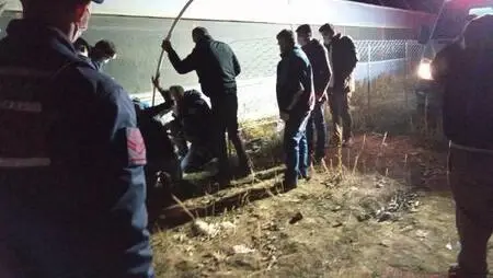Burdur'da sondaj kuyusuna düşen yavru köpek kurtarıldı Burdur'da sondaj kuyusuna düşen yavru köpek kurtarıldı