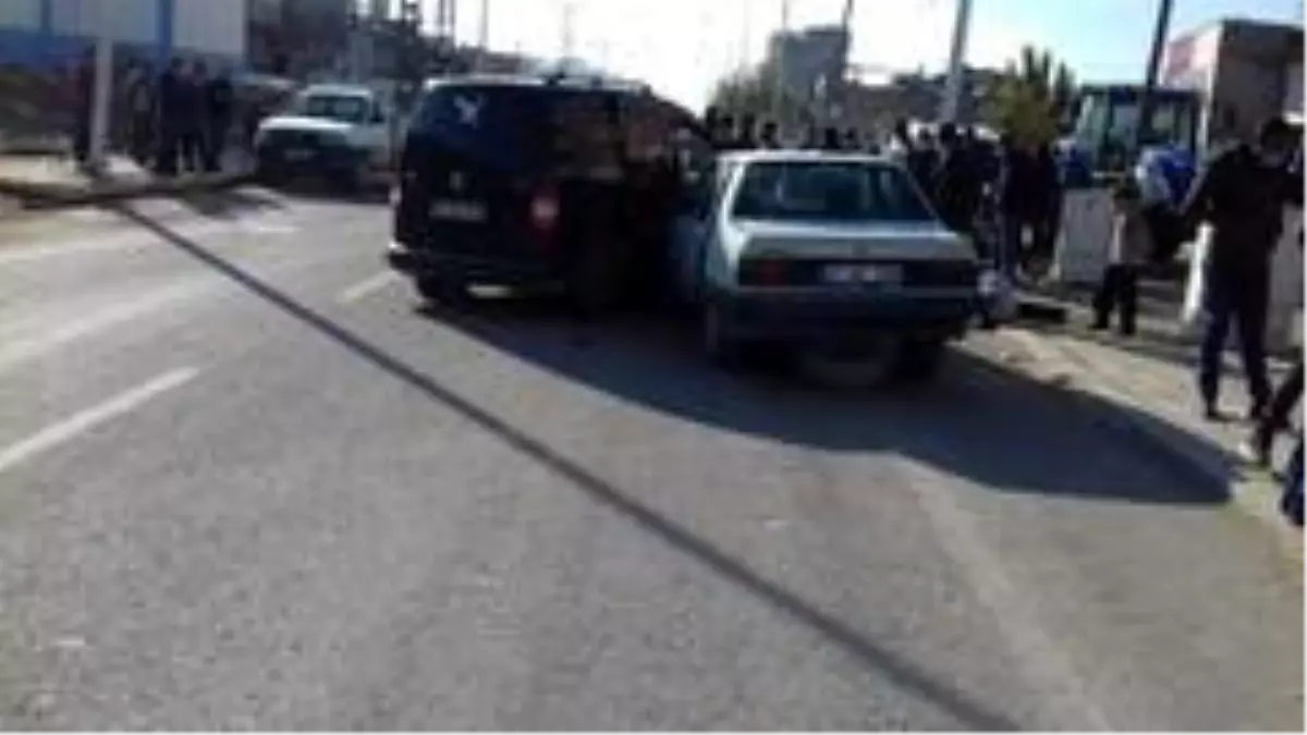 Mardin'de 3 araç birbirine girdi: 1 yaralı