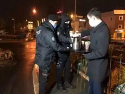Otel çalışanları, görevli polisleri ve gazetecileri unutmadı Otel çalışanları, görevli polisleri ve gazetecileri unutmadı