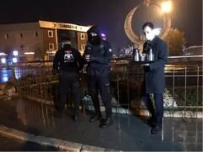 Otel çalışanları, görevli polisleri ve gazetecileri unutmadı