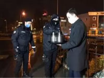 Otel çalışanları, görevli polisleri ve gazetecileri unutmadı