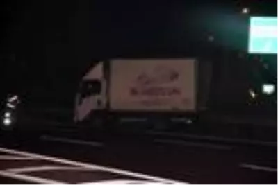 Otomobil ekmek kamyonuna çarptı, 300 metre savruldu