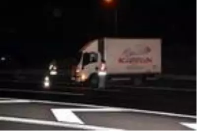 Otomobil ekmek kamyonuna çarptı, 300 metre savruldu
