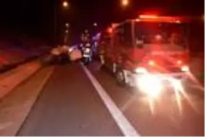 Otomobil ekmek kamyonuna çarptı, 300 metre savruldu