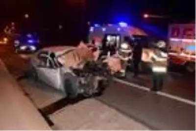 Otomobil ekmek kamyonuna çarptı, 300 metre savruldu