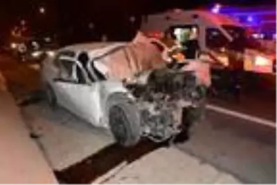 Otomobil ekmek kamyonuna çarptı, 300 metre savruldu