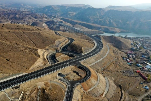 Sarıkamış-Karakurt-Horasan yolu Bakan Karaismailoğlu'nun katılacağı törenle açılıyor