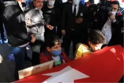 Şehit polisi çocukları ve babası tabutunu öperek uğurladı Şehit polisi çocukları ve babası tabutunu öperek uğurladı