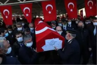 Şehit polisi çocukları ve babası tabutunu öperek uğurladı