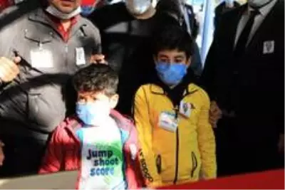 Şehit polisi çocukları ve babası tabutunu öperek uğurladı Şehit polisi çocukları ve babası tabutunu öperek uğurladı