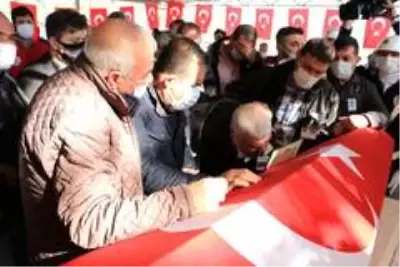 Şehit polisi çocukları ve babası tabutunu öperek uğurladı
